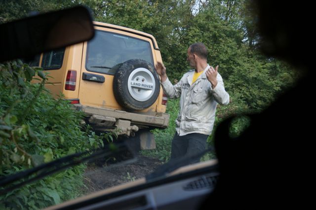 rijden door het bos met een land rover instructeur geeft aanwijzingen